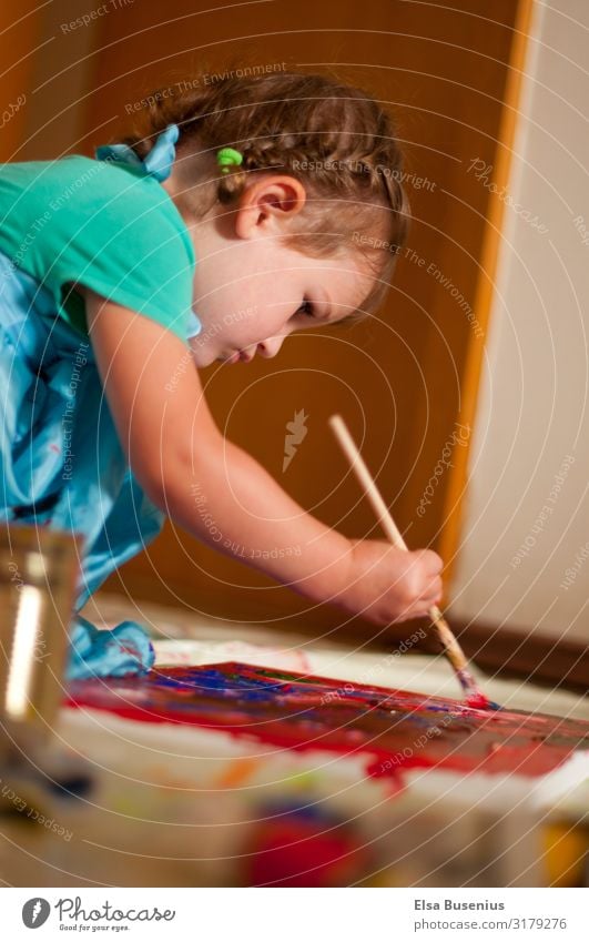 Junge Künstlerin Freizeit & Hobby malerisch malen Kunst Wohnung feminin Kind Kleinkind Mädchen Kindheit 1 Mensch 1-3 Jahre Kunstwerk Gemälde Kultur Farbe