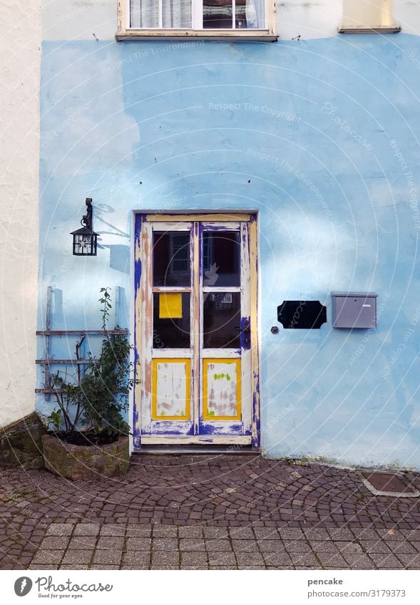 isny macht bleu Kleinstadt Altstadt Haus Mauer Wand Fassade Fenster Tür alt Freundlichkeit schön retro Isny im Allgäu Baden-Württemberg hell-blau altehrwürdig