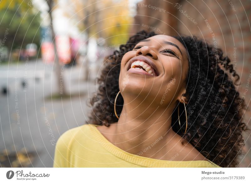 Porträt einer afroamerikanischen Frau, die lacht. schön Haare & Frisuren Erholung ruhig Fotokamera Mensch Erwachsene Straße brünett Afro-Look Lächeln lachen