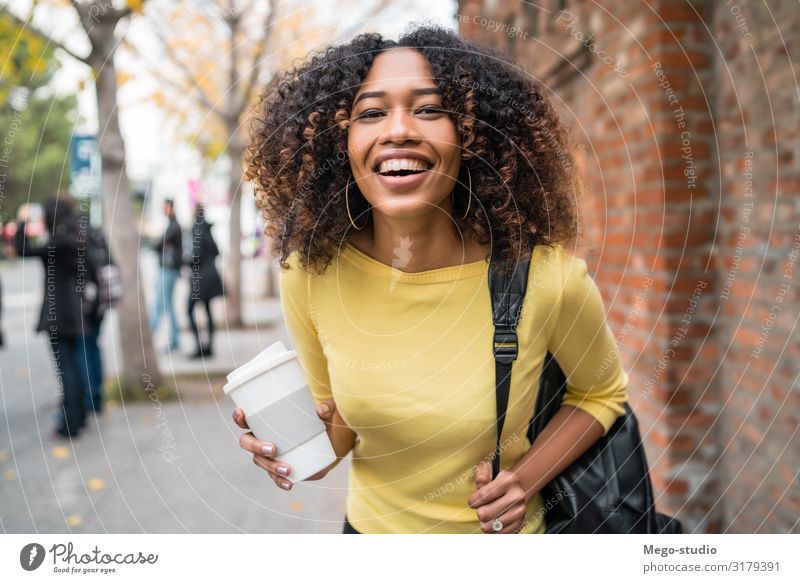Afro-amerikanische Frau auf der Straße. trinken Kaffee Lifestyle Stil Glück schön Studium Mensch Erwachsene Stadt Mode brünett Afro-Look gehen Lächeln modern