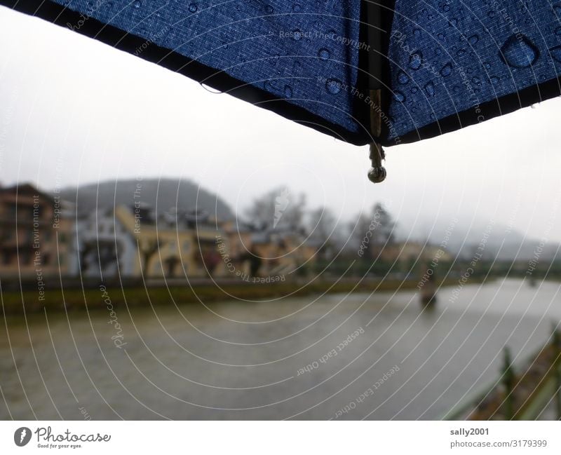 Novemberwetter... Herbst schlechtes Wetter Nebel Regen Flussufer Traun Bad Ischl Dorf Kleinstadt Stadtzentrum Haus dunkel kalt Einsamkeit ruhig Regenschirm trüb
