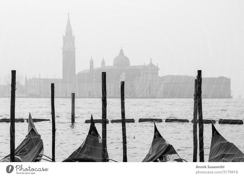 Gondeln in Venedig in schwarz-weiß. Nebel über der Lagune Ferien & Urlaub & Reisen Tourismus Sightseeing Städtereise Kreuzfahrt Insel Wellen Winter
