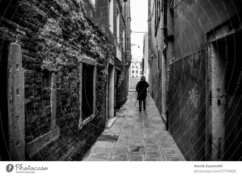 Eine Frau in einsamer Gasse in Venedig - schwarz weiß Trauerfeier Beerdigung Mensch feminin Weiblicher Senior Leben Italien Stadt Hafenstadt Stadtzentrum
