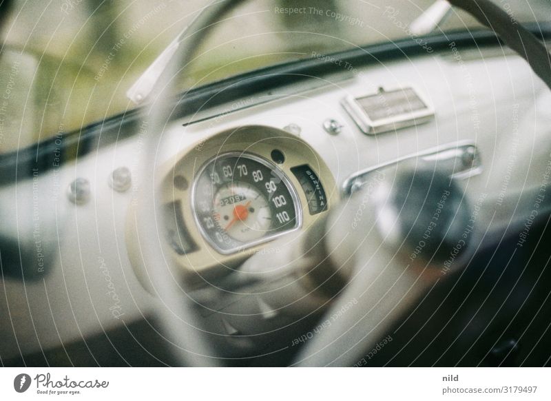 blick auf den Tacho eines Oldtimers interior Tachometer PKW Geschwindigkeit Armaturenbrett Unschärfe Lenkrad Farbfoto Verkehr Fahrzeug Analogfoto Kodak