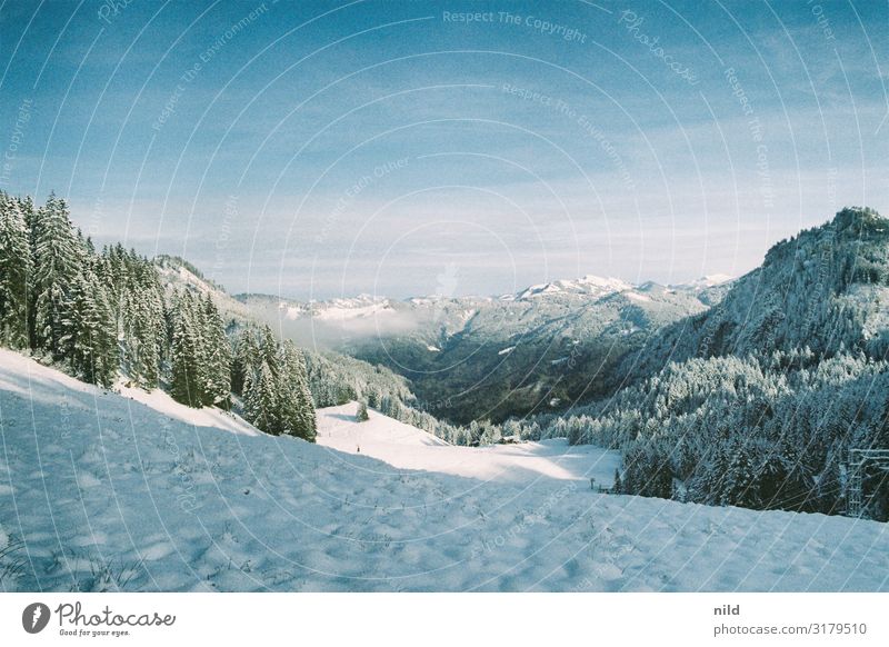 Winterlandschaft in den Alpen Skigebiet geschlossen kalt textfreiraum Landschaft Schnee Wetter Menschenleer Außenaufnahme Einsamkeit Tourismus Skifahren