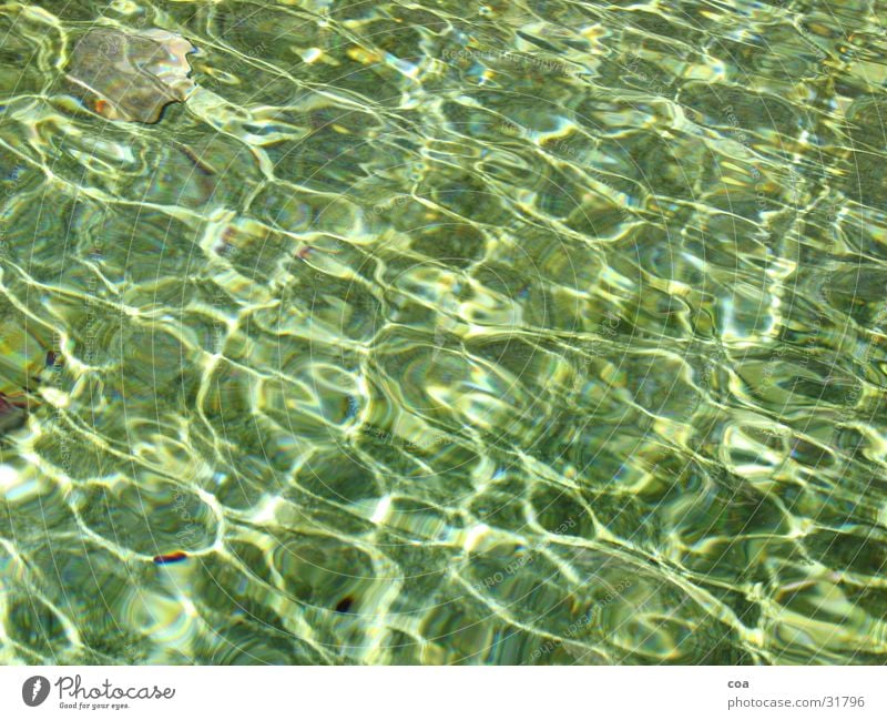 Wasser grün türkis glänzend Licht Fluss Bach spieglung Stein Sonne Reflexion & Spiegelung
