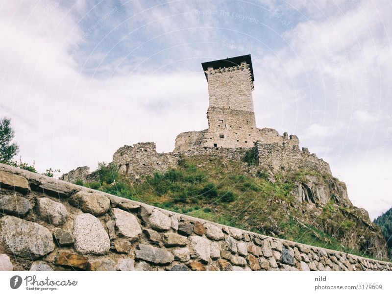 Castello di Ossana Ferien & Urlaub & Reisen Tourismus Sommer Trentino Burg oder Schloss Ruine Turm Bauwerk Gebäude Architektur Sehenswürdigkeit gigantisch blau