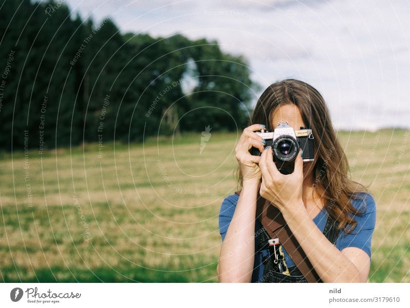 Die Fotografin Lifestyle Stil Freizeit & Hobby Beruf Mensch Junge Frau Jugendliche 1 18-30 Jahre Erwachsene Latzhose brünett langhaarig Fotokamera
