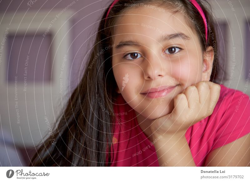 Kleines Mädchen lächelndes Porträt im Haus Schlafzimmer Mensch feminin Jugendliche 8-13 Jahre Kind Kindheit brünett langhaarig Lächeln Freundlichkeit 8-9 Jahre