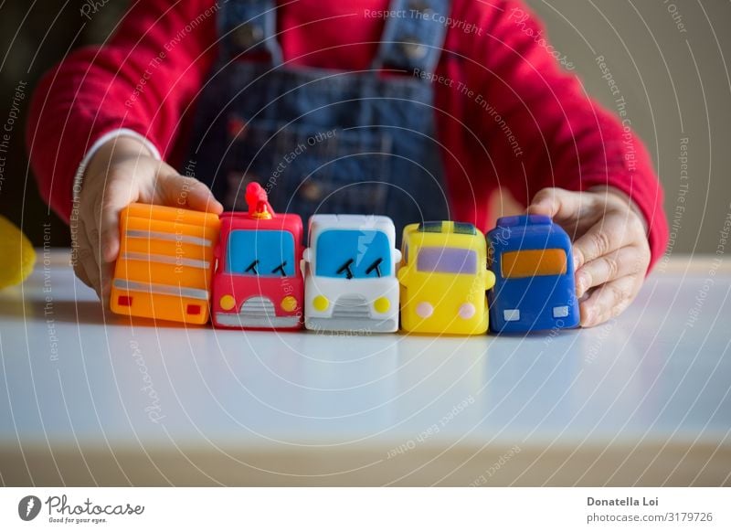 Kind spielt mit Autos Freude Freizeit & Hobby Spielen Mensch Kleinkind Kindheit Hand 1 1-3 Jahre Jeanshose Spielzeug Kunststoff klein rot Einsamkeit Farbe