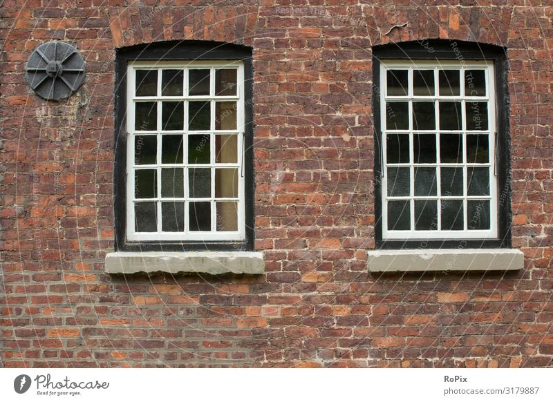 Alte Sprossenfenster an einem Fabrikgebäude. Mauer Gitter Wand wall Lagerhaus Granit Ruine Sandstein Architektur Land Landleben Nostalgie Stadt urban städtisch