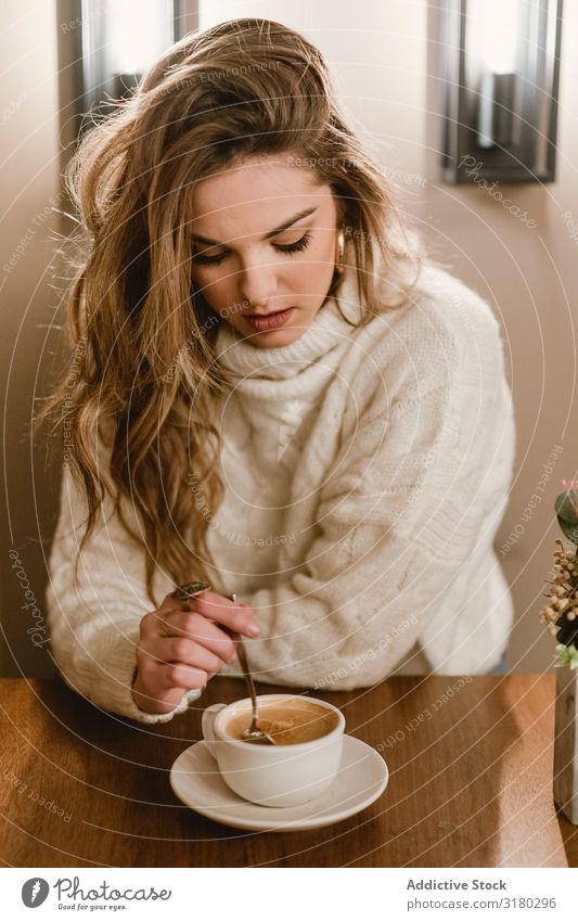 Elegante Frau beim Kaffeetrinken im Café rühren genießen elegant sitzen Tisch Jugendliche Lifestyle Freizeit & Hobby ruhen Erholung Tasse Pause Getränk Dame