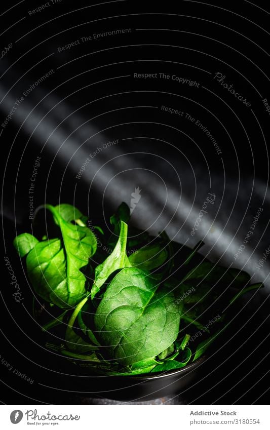 Frischer Spinat auf dunklem Hintergrund Gemüse Lebensmittel Gesundheit Gesunde Ernährung Veganer Vegetarische Ernährung Diät Hintergrundbild Entzug organisch