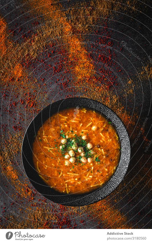 Traditionelle Harira-Suppe für den Ramadan Moslem halal Lebensmittel gebastelt Küche Gesundheit Eintopf Kichererbsen Linsen Koriander Tomate Gemüse arabisch