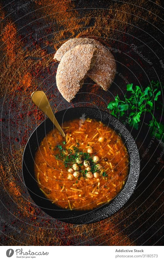 Traditionelle Harira-Suppe für den Ramadan Moslem halal Lebensmittel gebastelt Küche Gesundheit Eintopf Kichererbsen Linsen Koriander Tomate Gemüse arabisch