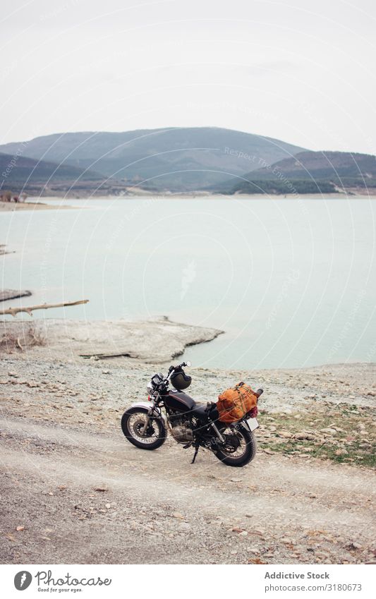 Motorrad in der Nähe des ruhigen Sees Küste Landschaft Aussicht Natur Straße Ferien & Urlaub & Reisen Fahrzeug Ausflug Hügel Wasser Teich Gelassenheit