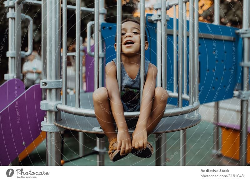 Lustiger schwarzer Junge auf dem Spielplatz lustig Park Gitter Kind klein niedlich Spielen Lifestyle Freizeit & Hobby ruhen Erholung Entertainment Aktion