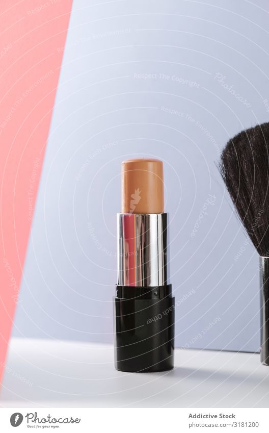 Concealer Stick und Make-up Pinsel auf modernem Hintergrund mehrfarbig Basis Schatten spenden Bar trendy Hintergrundbild Kosmetik verstecken Licht Bürste Mode