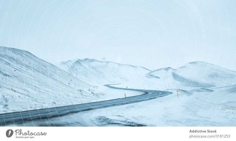 Verschneite Straße in Island Winter Berge u. Gebirge Schnee Landschaft Ring blau Himmel Asphalt Natur Hintergrundbild weiß Ferien & Urlaub & Reisen kalt Europa