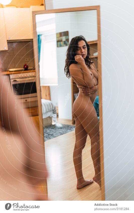 Frau nackt vor dem spiegel