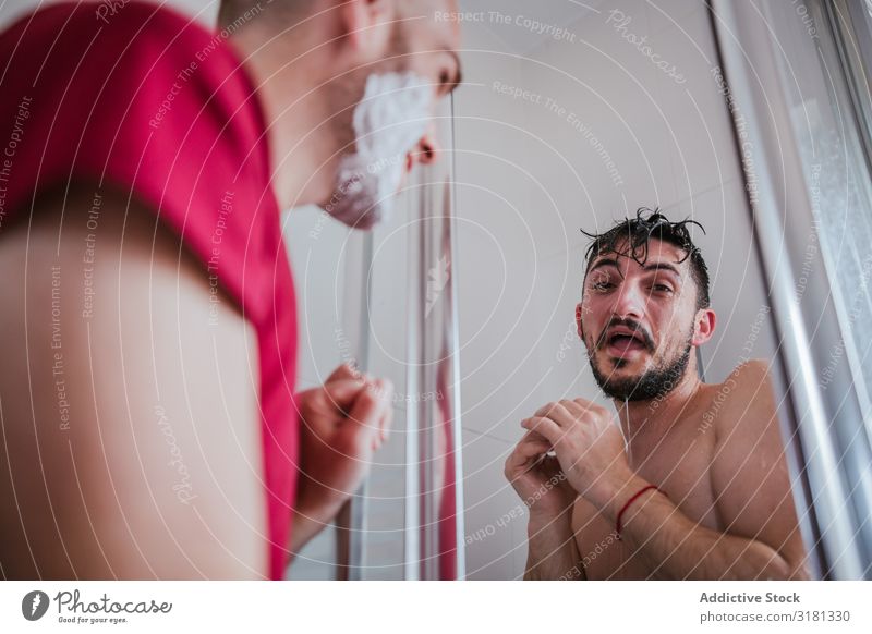 Schwules Paar im Badezimmer Erwachsene attraktiv Hintergrundbild Badewanne schön Beautyfotografie Kaukasier heiter Tag Familie & Verwandtschaft Homosexualität