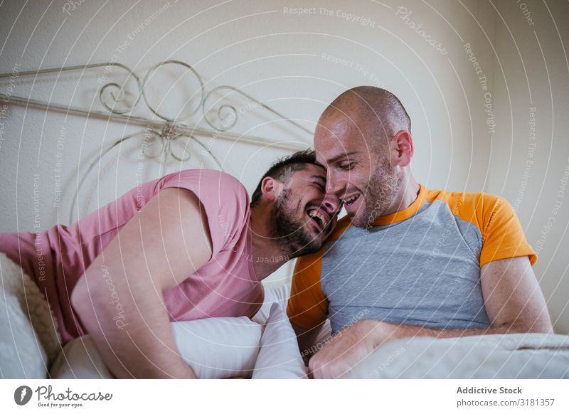 Schwules Paar im Bett Erwachsene lässig Kaukasier heiter schließen Homosexualität gutaussehend Glück heimwärts Haus Lifestyle Liebe Mann Hochzeit nackt