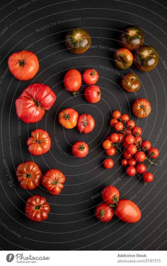 von oben gesehen von Tomaten auf einer schwarzen Oberfläche Hintergrundbild Pflanze Gemüse Menschenleer frisch saftig Landwirtschaft Frucht Lebensmittel
