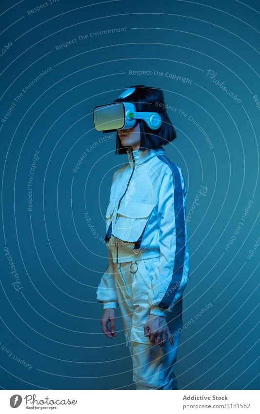 Frau im VR-Headset virtuell Realität Technik & Technologie neonfarbig Licht berühren Gerät digital Innovation Jugendliche Mensch Brillenträger asiatisch modern