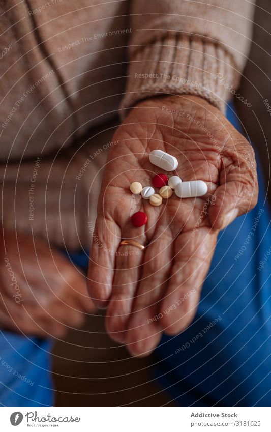 Detail der Pillen an der Hand eines alten Mannes Fürsorge Detailaufnahme Senior Tablette Mensch Jahreszahl Kaukasier Halt Rauschmittel Erwachsene Gesundheit
