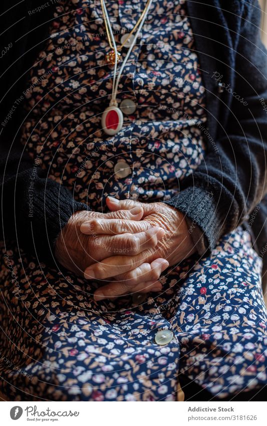 Detail der Hände einer älteren Frau Mensch alt Hand Erwachsene Finger Senior Arthrose Kaukasier Detailaufnahme Gesundheit Lifestyle Fürsorge Halt Paar