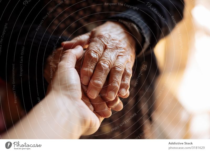 Mann hält die Hand einer älteren Frau. alt Halt Senior Jugendliche Enkel Großmutter abstützen Fürsorge Arzt Liebe Patient Hilfsbereitschaft Mensch Entwurf Hilfe