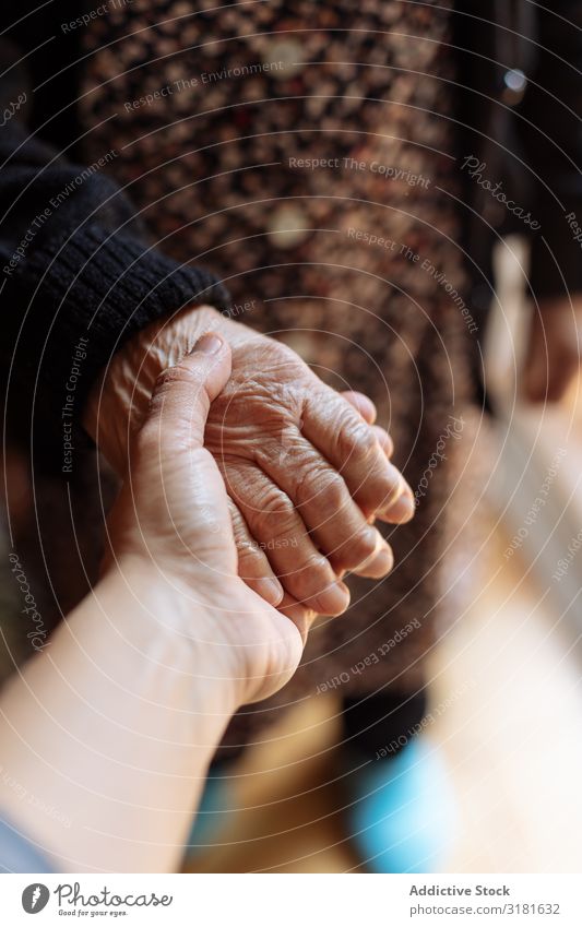 Mann hält die Hand einer älteren Frau. alt Halt Senior Jugendliche Enkel Großmutter abstützen Fürsorge Arzt Liebe Patient Hilfsbereitschaft Mensch Entwurf Hilfe