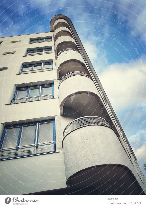 Ecklösung Stadt Hauptstadt Menschenleer Haus Hochhaus Gebäude Architektur Fassade Balkon Fenster ästhetisch rund blau grau weiß Eckgebäude Farbfoto