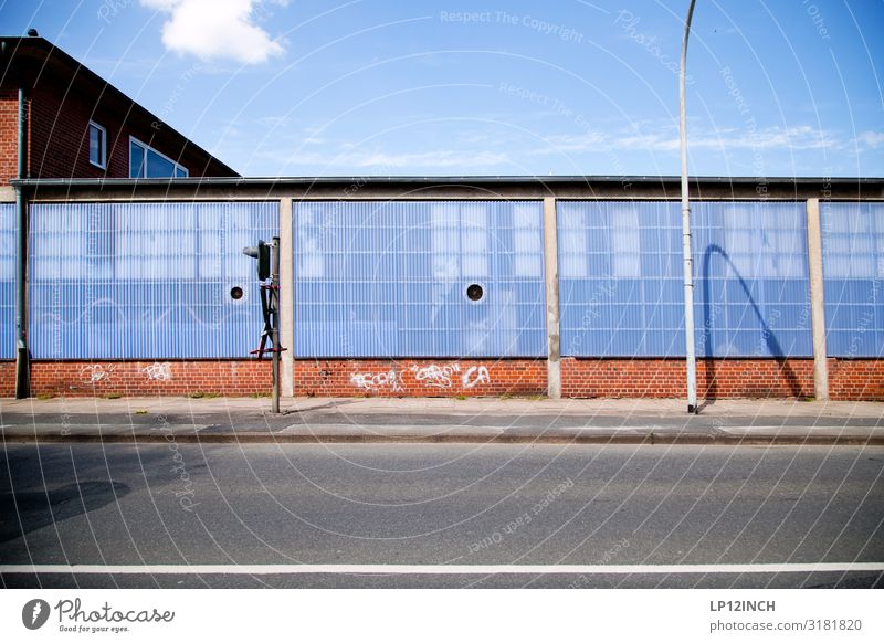 LüneBurg Lüneburg Deutschland Stadtrand Industrieanlage Fabrik Gebäude Mauer Wand Fassade Verkehr Verkehrsmittel Verkehrswege Straßenverkehr blau grau rot Ampel