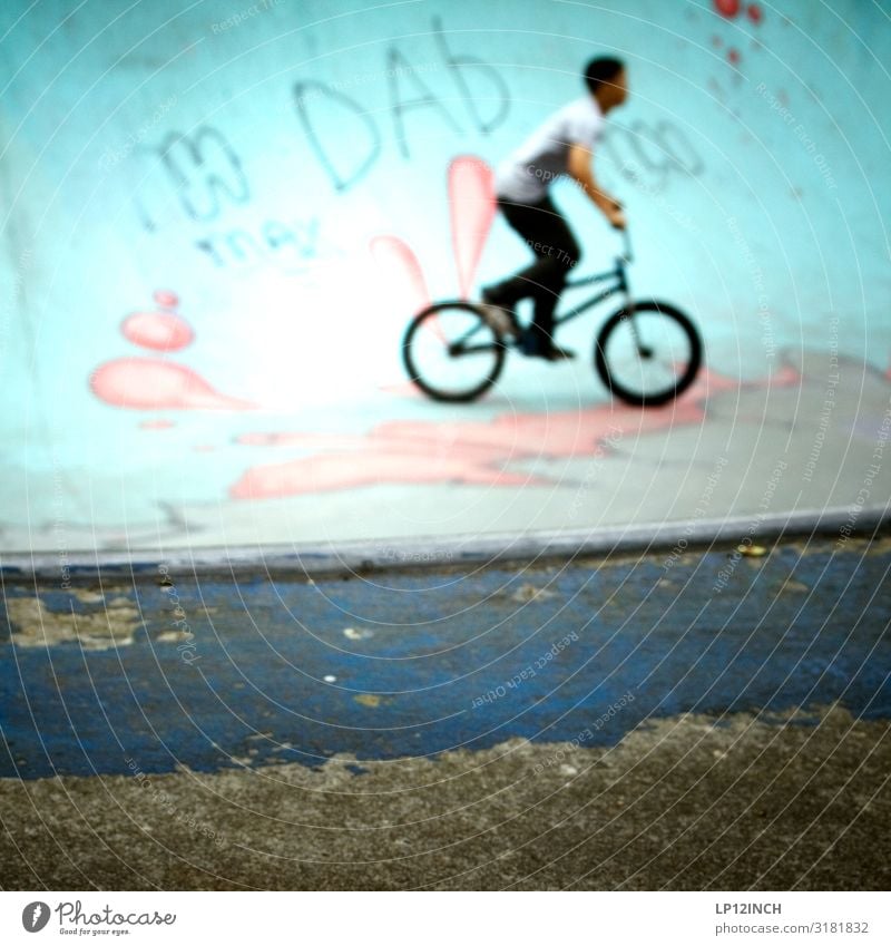 P O O L Freizeit & Hobby Spielen Sport Fahrradfahren BMX Halfpipe pool Junge Junger Mann Jugendliche 1 Mensch 8-13 Jahre Kind Kindheit 13-18 Jahre Coolness