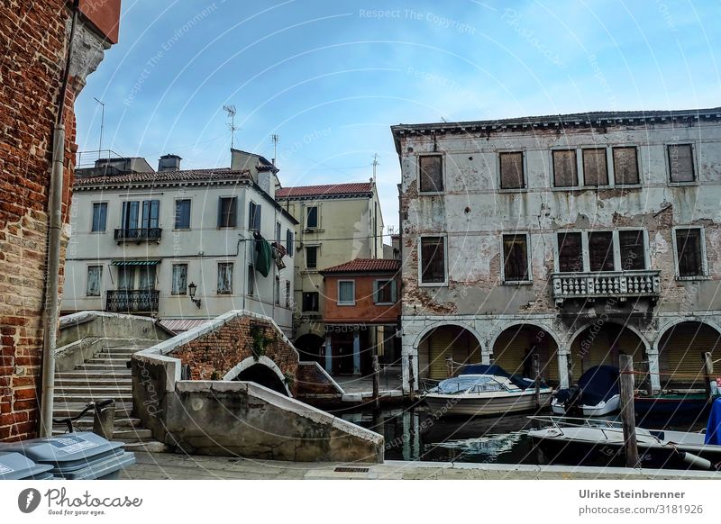 Alte Gebäude mit Brücke am Canal Vena in Chioggia Ferien & Urlaub & Reisen Tourismus Ausflug Sightseeing Städtereise Italien Europa Dorf Fischerdorf Kleinstadt