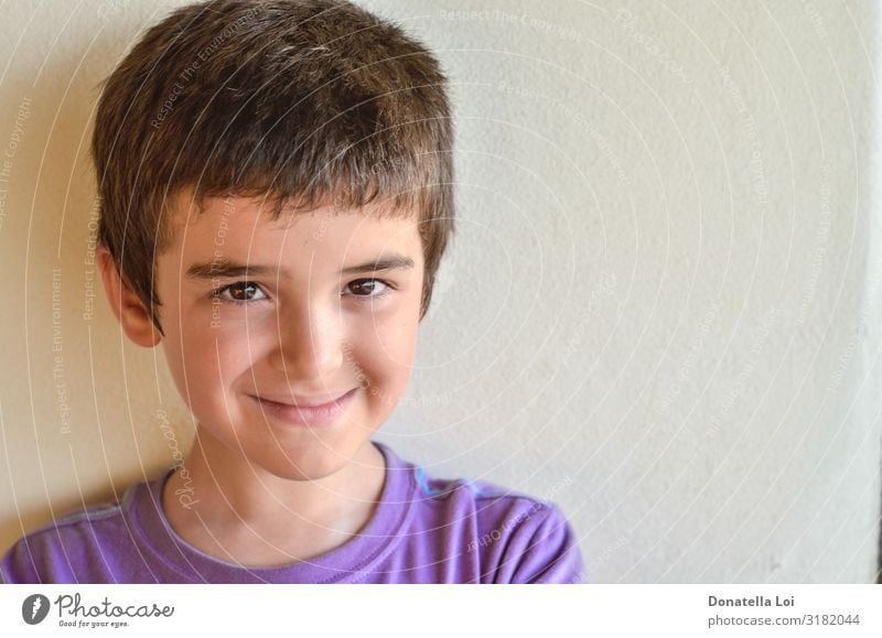 Porträt eines kleinen Jungen Glück schön Sommer Kind Mensch Baby Kindheit Kopf 1 Hemd Lächeln braun 8 Jahre Kaukasier Textfreiraum Auge natürliches Licht purpur