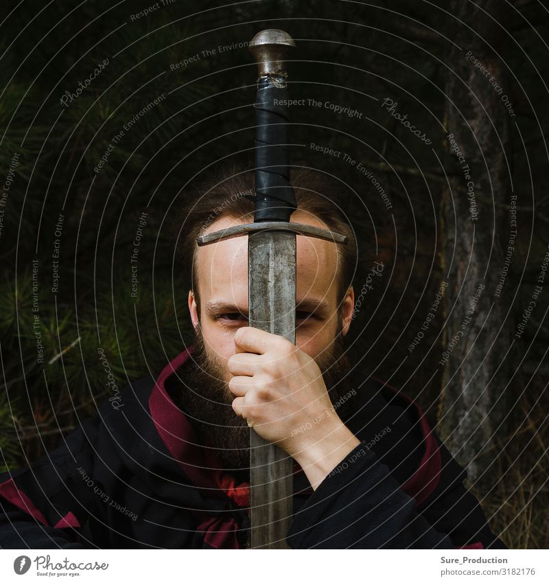 Porträt eines Ritters mit einem Schwert im Gesicht Mann Erwachsene Hand Natur Bekleidung Vollbart Abenteuer Aggression Krieg Kreuzfahrer Tunika Krieger