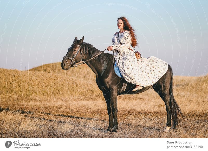 junge Frau in mittelalterlicher Tracht zu Pferd am Horizont Freizeit & Hobby Erwachsene Kunst Theater Schauspieler Kleid brünett Coolness Interesse