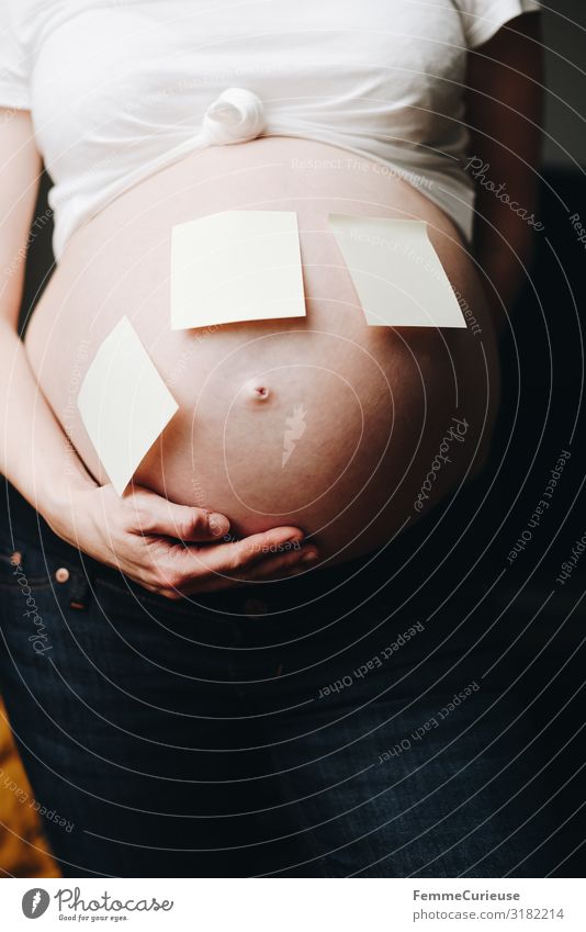Baby belly with sticky notes feminin Frau Erwachsene 1 Mensch 18-30 Jahre Jugendliche 30-45 Jahre Kommunizieren Zettel schreiben ansammeln wichtig Babybauch