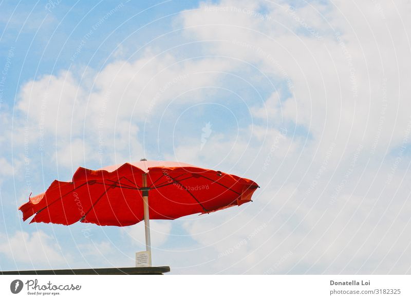 Roter Regenschirm im Sommer von unten gesehen Erholung Freizeit & Hobby Ferien & Urlaub & Reisen Tourismus Ausflug Sommerurlaub Sonnenbad Strand Himmel Wolken
