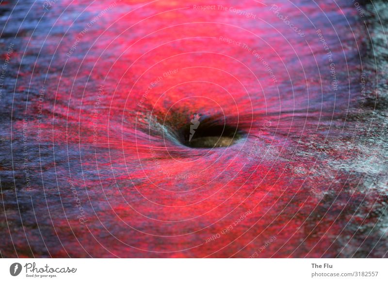 Schwarzes Loch Wasser drehen außergewöhnlich blau rot schwarz weiß Kreisel Nacht Nachtaufnahme Brunnen Abfluss fließen kreisen Lebenslauf abstrakt