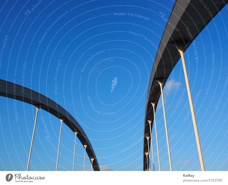 Brückenbögen abstrakt vor blauem Himmel Deutschland Europa Bauwerk Architektur außergewöhnlich modern ästhetisch Perspektive Surrealismus Dynamik Bogenbrücke