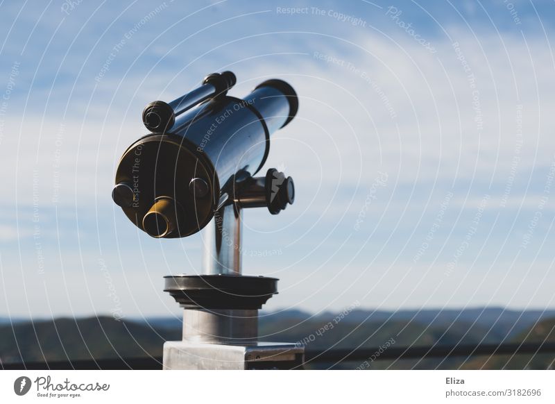 Mal gucken was 2020 so bringt... Fernglas Zukunft Teleskop Aussicht vorhersagen Himmel Farbfoto Außenaufnahme Menschenleer Textfreiraum rechts Textfreiraum oben