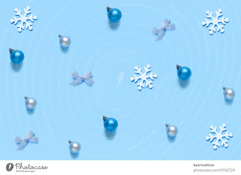 Weihnachtsdekoration auf hellblauem Hintergrund Dekoration & Verzierung Ball Ornament Kugel Schneeflocke Schleife Silber hell-blau Weihnachten Pastell Gast