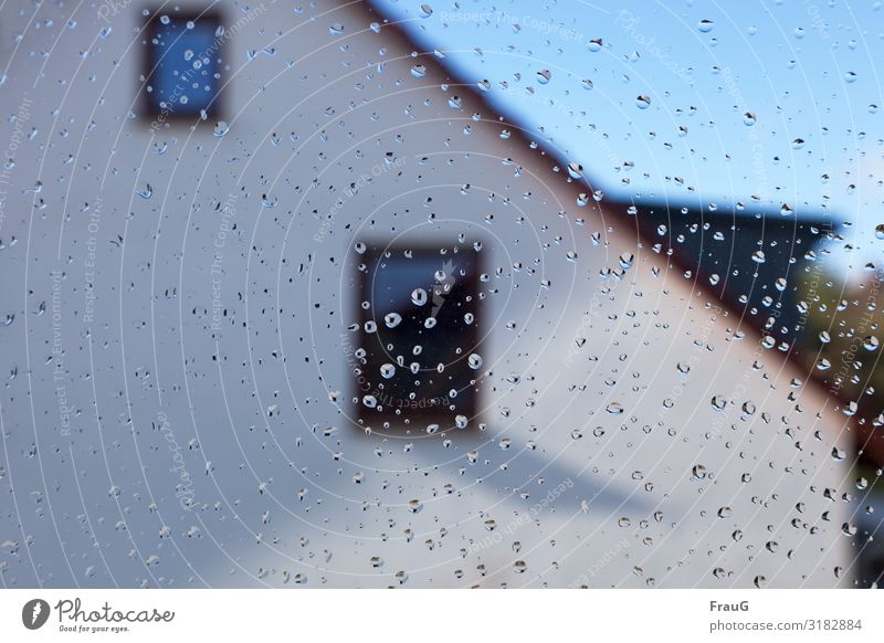 nach dem Regen Sonne Wetter Fassade Fenster Tropfen Glas nass Hoffnung Wassertropfen Menschenleer Haus Licht Schatten Tag