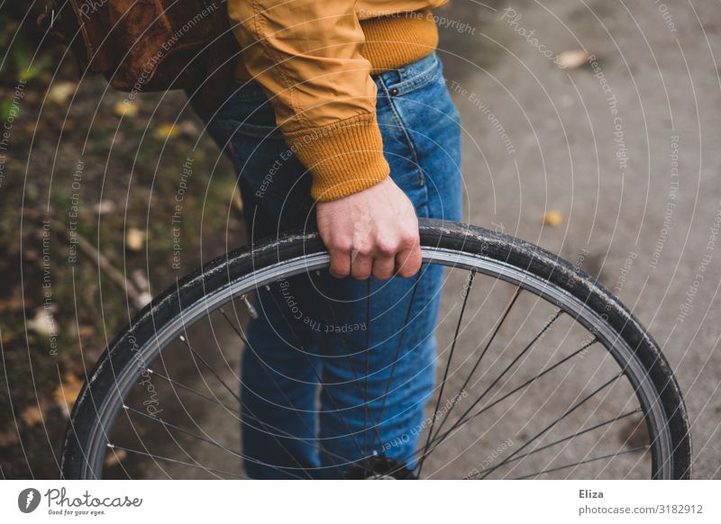 Rad Mensch maskulin Junger Mann Jugendliche Erwachsene 1 18-30 Jahre 30-45 Jahre Freizeit & Hobby Reifen reifenwechsel Fahrradreifen Reparatur Fahrradfahren