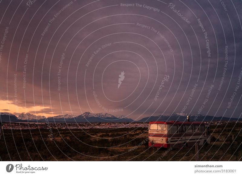 Chile Umwelt Klimawandel Torres del  Paine Südamerika Stadtrand Abenteuer Bus verrotten Armut Berge u. Gebirge kalt trist perspektivlos Himmel schön Farbfoto