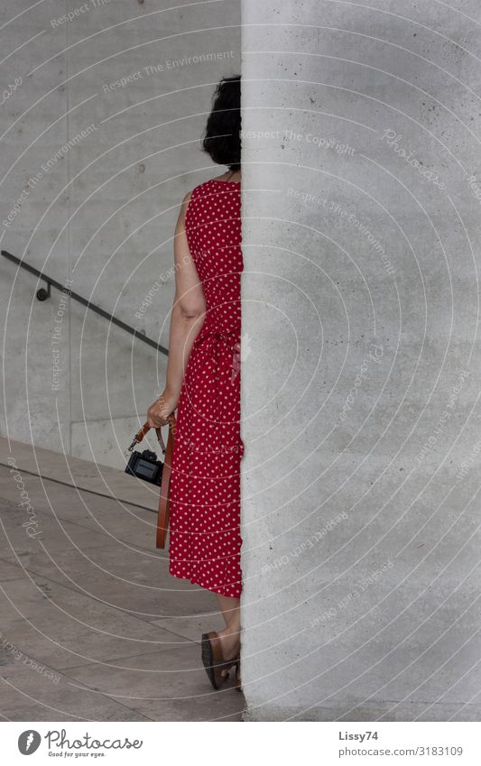 Frau in Rot Mensch feminin Erwachsene 1 45-60 Jahre Museum Sommer Kleid gepunktet brünett kurzhaarig Fotokamera rot Leben Farbfoto Außenaufnahme