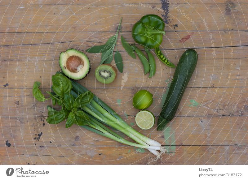 green fruits Lebensmittel Gemüse Frucht Kiwi Zucchini Limette Frühlingszwiebel Avocado Paprika Ernährung Diät Fasten Vitamin Vitaminbombi Gesundheit frisch